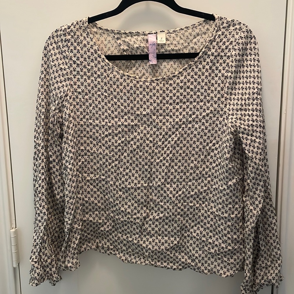 Alya black and white blouse. Open cut back